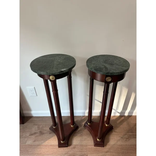 Pair of Vintage Regency Style Bombay Co. Pedestal Stands in Mahogany With a Green Marble Top - Image 2