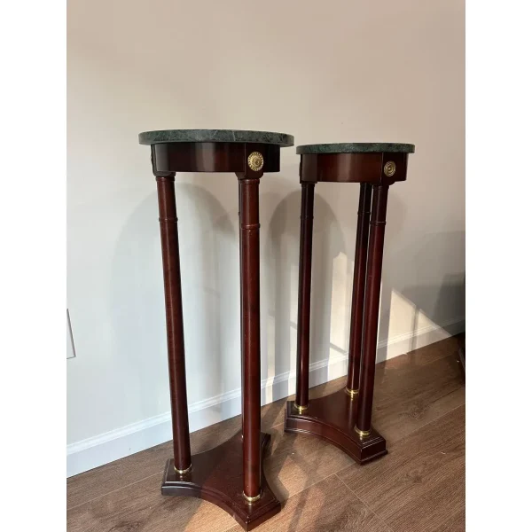 Pair of Vintage Regency Style Bombay Co. Pedestal Stands in Mahogany With a Green Marble Top - Image 3