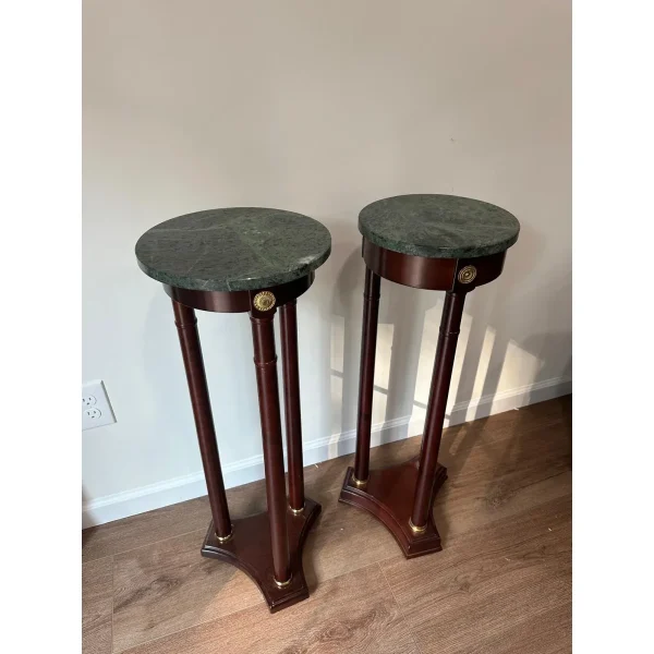 Pair of Vintage Regency Style Bombay Co. Pedestal Stands in Mahogany With a Green Marble Top - Image 4