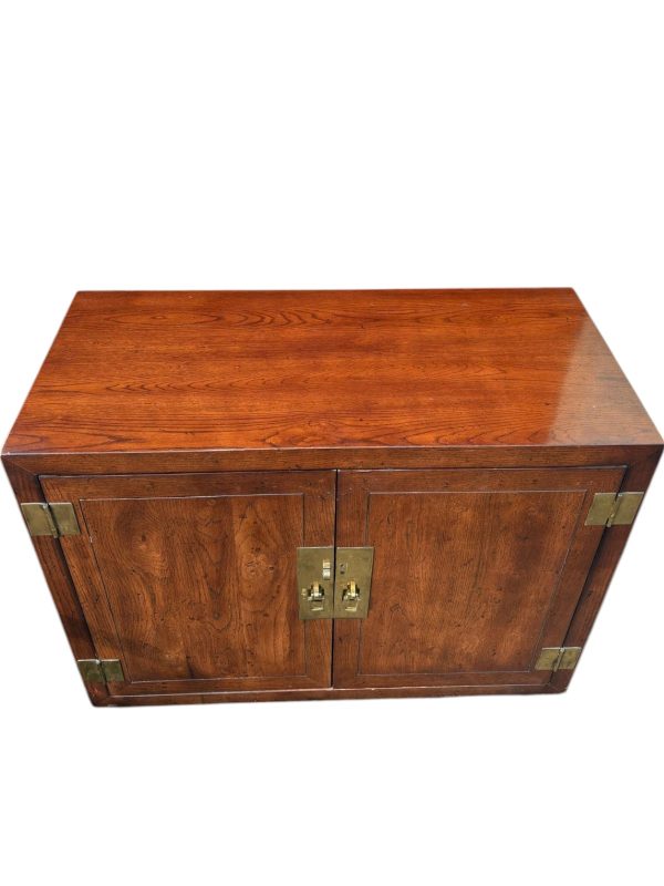 1980s Vintage Henredon Campaign Style Side Table with Brass Hardware - Image 2