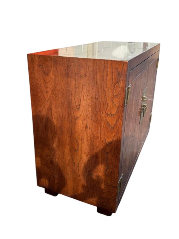 1980s Vintage Henredon Campaign Style Side Table with Brass Hardware - Image 4